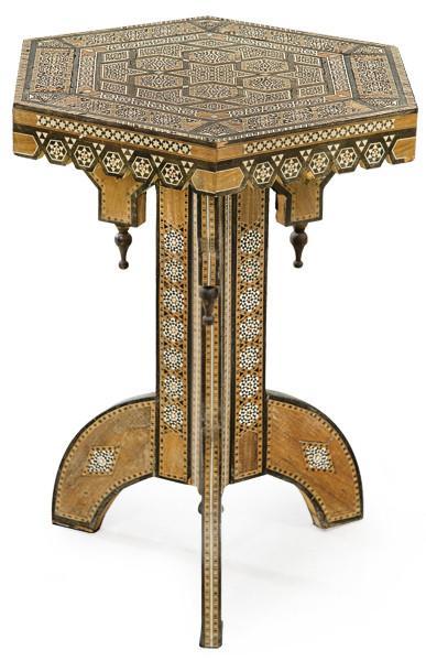  Mesa auxiliar de tapa hexagonal sobre pedestal y patas curvadas, con decoración geométrica de diferentes maderas.