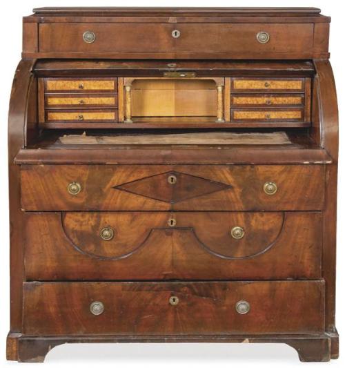  Bureau de cilindro Biedermeier en madera de caoba y palma de caoba, al abrirse revela en su interior una serie de cajones y compartimentos en madera de raíz de arce.