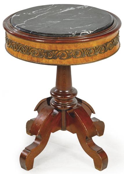 Mesa velador con tapa de mármol sobre pedestal en forma de columna torneado y patas recortadas, con montura de bronce. Principios S. XX