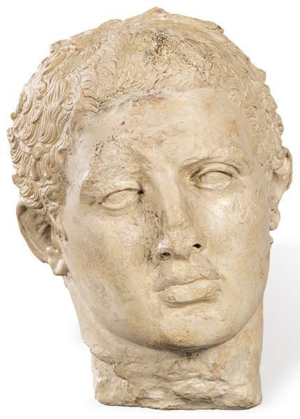  Cabeza masculina de estilo  clásico en caliza