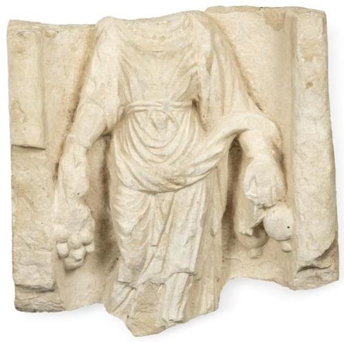  Estela romana en con diosa Fortuna en piedra caliza Roma, SS I-III d.C.