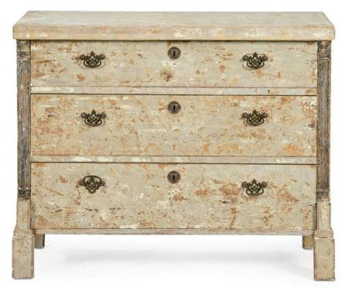  Cómoda gustaviana en madera pintada, con tres cajones que disminuyen en altura flanqueados por columnas. Tiradores de época posterior.