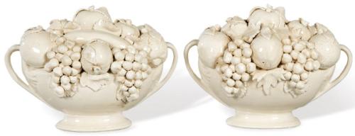  Pareja de centros de mesa en forma de copas con frutas y hojas en cerámica esmaltada en blanco de Bassano. Con marca en azul cobalto en la base.