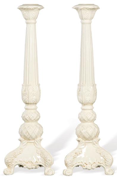  Pareja de torcheros de forma abalaustrada siguiendo modelos del S. XVIII en cerámica esmaltada en blanco de Bassano. Con marca en azul cobalto en la base. Italia, S. XX