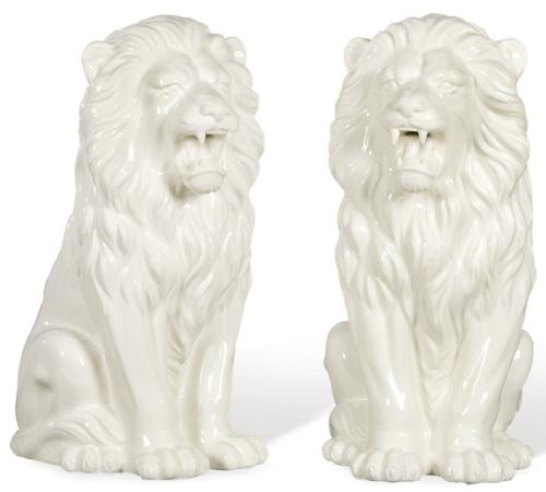  Pareja de leones en cerámica esmaltada en blanco de Bassano. Con marca en azul cobalto. Uno de ellos con un colmillo restaurado.