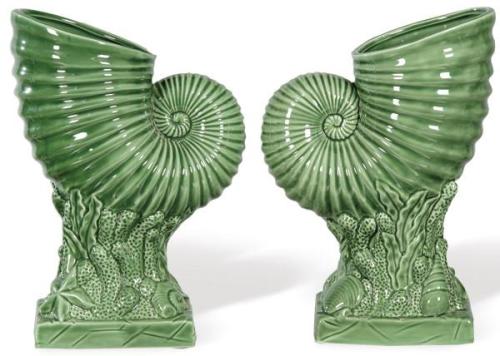  Pareja de floreros en forma de nautilus sobre coral en cerámica esmaltada en verde.