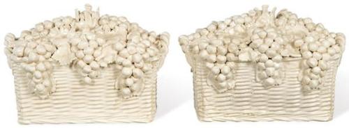  Pareja de centros de mesa en forma de cestas con racimos de uvas y hojas en cerámica esmaltada en blanco de Bassano. 