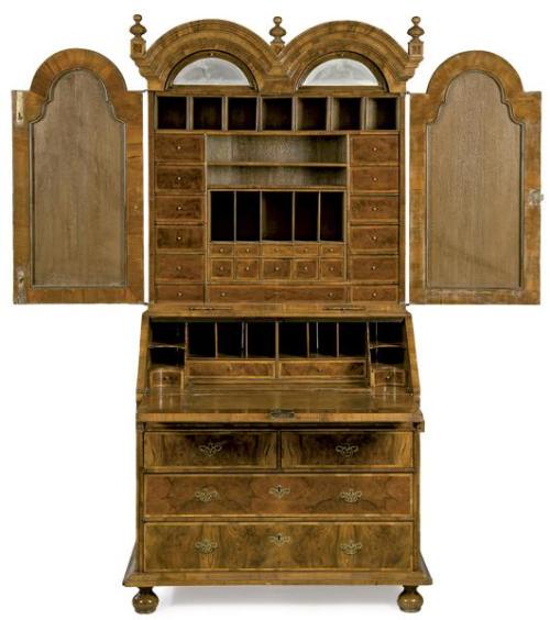  Bureau cabinet Reina Ana con doble cúpula en madera de nogal, con tiradores y escudos de cerradura en bronce calado.