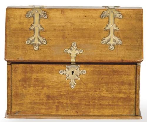  Caja escritorio de nogal con herrajes de latón ff. S. XIX pp. S. XX.