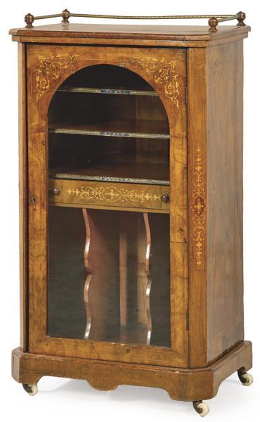  Mueble musiquero eduardino en madera de nogal, con decoración de marquetería de motivos vegetales, con una puerta central abatible que al abrirse revela en su interior