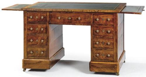  Mesa victoriana, con tapa rectangular con superficie para escribir de cuero verde gofrado y dorado, sobre dos pedestales con cajones y uno central en madera de caoba y palma de caoba. Inglaterra, segunda mitad S. XIX