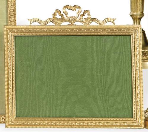  Portaretratos de mesa estilo Luís XVI en bronce dorado, Francia S. XIX.