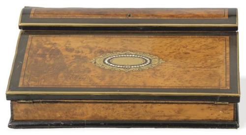  Caja escritorio Napoleon III de madera de raíz de Tuya, con marquetería de maderas frutales, latón y nácar, Francia mediados S. XIX