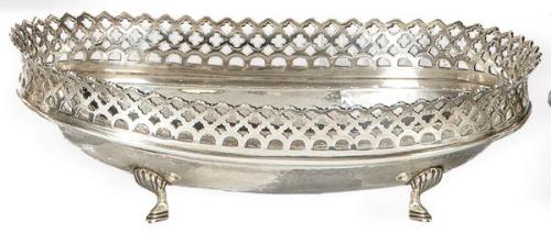  Pequeño centro de mesa oval de plata portuguesa punzonada Ley 916 Oporto  con marca comercial de W.A. Sarmento, Lisboa.