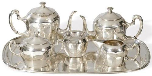  Juego de café y te de plata española punzonada 1ª Ley de Dionisio García y bandeja de Matilde Espuñes.