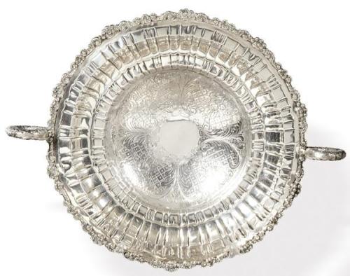  Centro de mesa de dos asas de plata española punzonada 1ª Ley.