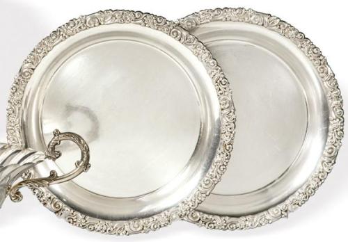  Pareja de fuentes circulares de servir de plata española punzonada 1ª Ley de Matilde Espuñes con marcas comerciales de la Joyería Aldao.