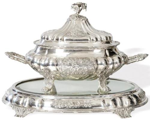  Sopera con sourtout de plata española punzonada 1ª Ley con marca comercial de J. Pérez Fernández.