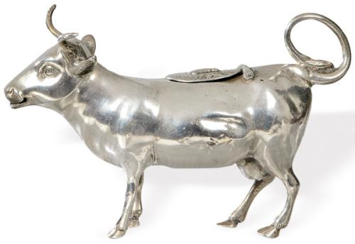  Cremera "Vaca" de plata punzonada posiblemente inglesa  S. XIX, con marcas de importación a Países Bajos en vigor de 1906 a 1955.