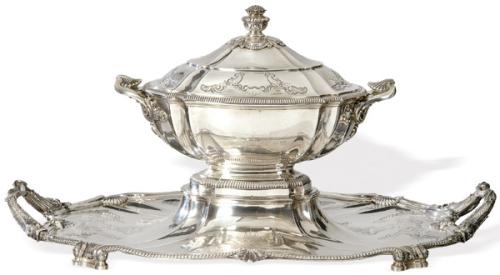  Gran sopera con bandeja de presentación en plata francesa punzonada Ley 950 de Tetard Freres, S. XIX.
