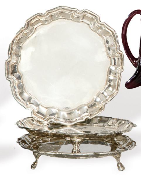  Juego de tres pequeñas salvillas de plata española punzonada de Espuñes con marca comercial de J. Pérez.