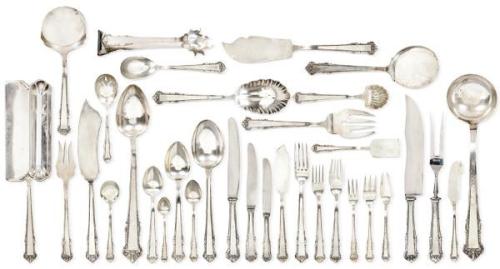  Cubertería de plata española punzonada 1ª Ley de estilo Post Deco con trabajo de "martelé" y decoración de veneras.