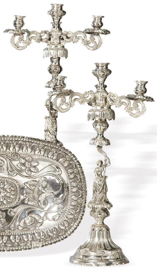  Pareja de candelabros Alfonsinos de plata española punzonada de D. García y B&B, Barcelona pp. S. XX