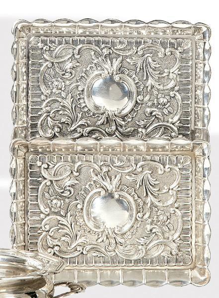  Pareja de bandejas rectangulares de tocador, de plata española punzonada 1ª Ley de Durán.