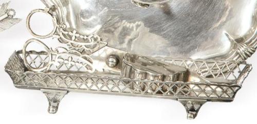  Despabiladeras con bandeja de plata punzonada con marca de orfebre no identificada, y marca de localidad, posiblemente Königsberg Alemania h. 1788-1800.