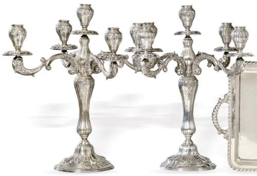  Pareja de candelabros de plata española punzonada 1ª Ley de Orfebrería Rizomera con marca comercial de J. Pérez Fernández.