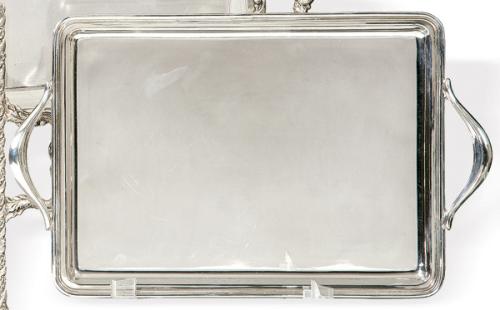  Bandeja rectangular de dos asas de plata española punzonada 1ª Ley de Pasgorcy.