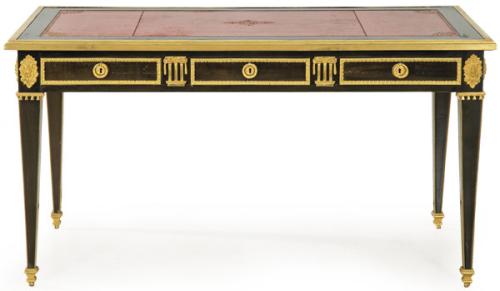  Bureau plat Directorio en madera ebonizada con tapa de cuero rojo gofrado y dorado. Monturas de bronce dorado. Francia, principios del siglo XIX.