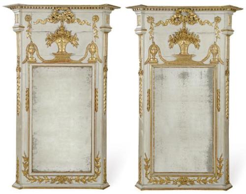  Pareja de marcos de espejos Carlos IV en madera tallada, pintada y parcialmente dorada.