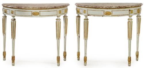  Pareja de consolas semicirculares Carlos IV en madera tallada, pintada y parcialmente dorada con tapa de mármol. España, finales del siglo XVIII.