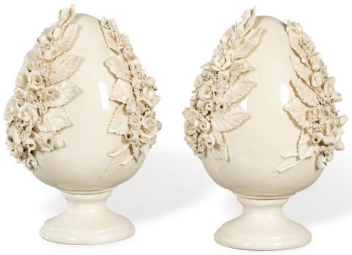  Pareja de centros de mesa en forma ovoide sobre base y decoración de hojas y flores en cerámica esmaltada en blanco de Bassano. Con marca en azul cobalto en la base.