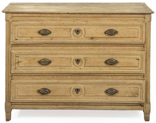  Cómoda en madera de roble sin tratar, con tres cajones moldurados. Tiradores y escudos de cerradura de latón de época posterior.