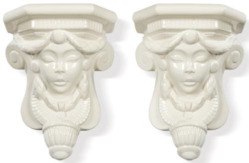  Pareja de ménsulas en forma de rostros femeninos clásicos en cerámica esmaltada en blanco de Hispania.