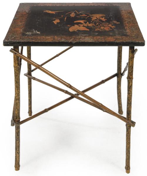  Mesa victoriana, con tapa cuadrada lacada en negro y decoración de chinoiseries, sobre patas de madera de bambú.