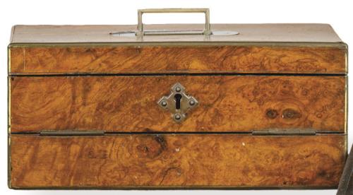 Caja escritorio de viaje victoriana de raiz de nogal y latón S. XIX.