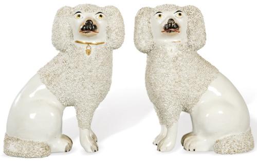  Pareja de figuras de perros Poodle con pelaje “confeti” en porcelana esmaltada en blanco de Staffordshire