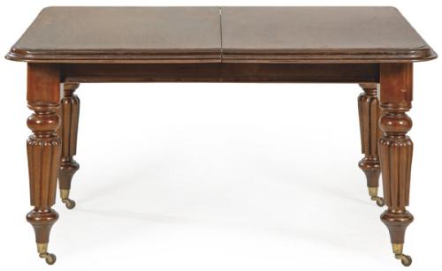  Mesa de comedor extensible victoriana en madera de caoba, con tapa moldurada, sobre patas torneadas y talladas acabadas en ruedas.