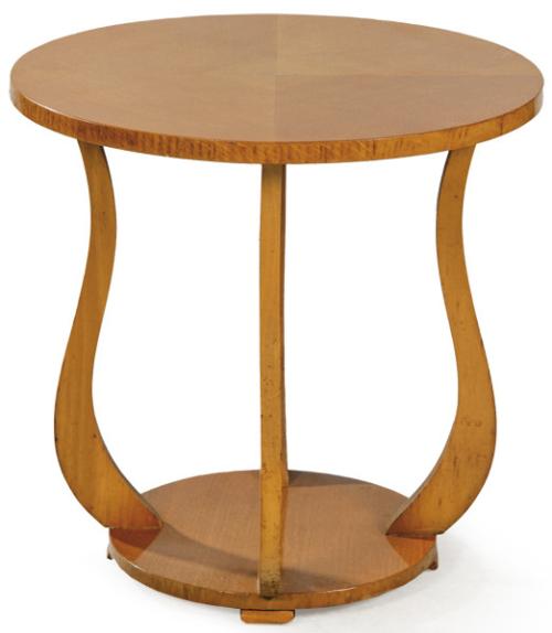  Mesa auxiliar redonda en madera de roble, sobre patas curvas apoyadas en base circular. 