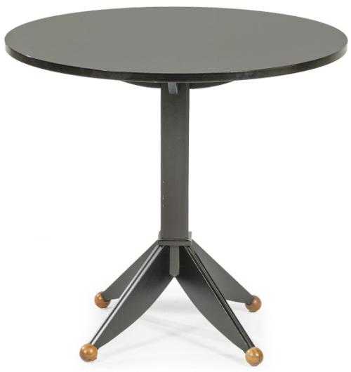 Mesa auxiliar redonda en madera lacada en negro sobre pedestal y cuatro patas rectas terminadas en bolas de roble.