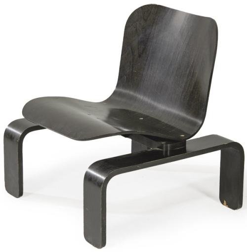  Butaca Steiner con estructura geométrica, asiento curvo en contrachapado de abedul teñido de negro.