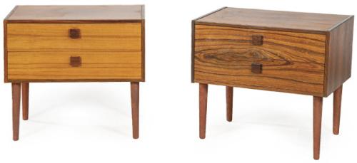  Pareja de mesas de noche rectangulares en madera de palisandro, con dos cajones largos, sobre patas torneadas.