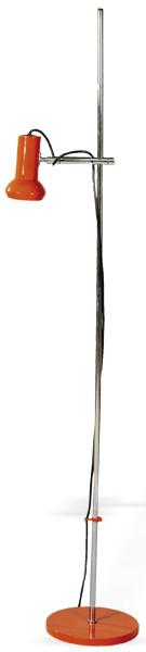 Lámpara de pie con estructura de metal cromado y esmaltado en naranja, con foco regulable en altura y orientable.