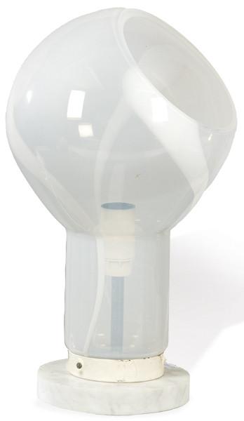 Lámpara de mesa space age con base cilíndrica de mármol blanco y estructura de cristal.