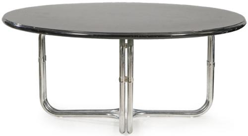  Mesa de comedor siguiendo el modelo 784 de Gianfranco Frattini, con estructura tubular de metal cromado y tapa circular de madera laminada en negro. S. XX