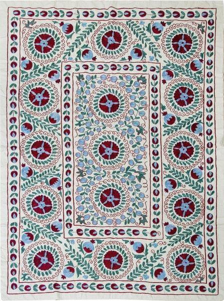 Souzani de algodón Uzbekistán, blanco bordado en verde, rojo y azul.