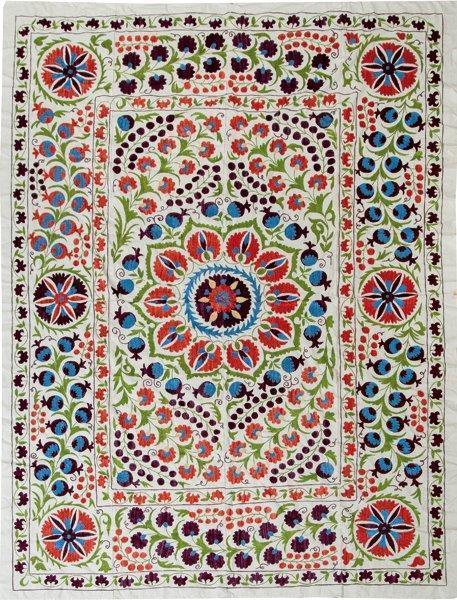 Souzani en algodón claro, Uzbequistán en verde, naranja y berejena.